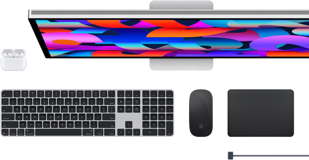 Mac-tilbehør: AirPods, Studio Display, Magic Keyboard, Magic Mouse, Magic Trackpad og MagSafe-ladekabel.