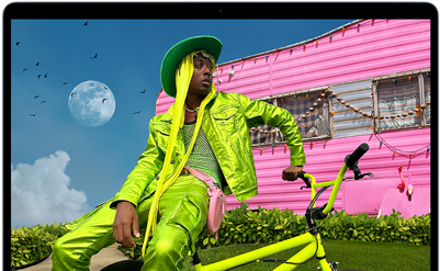 En MacBook Air med Liquid Retina-skjerm vises.