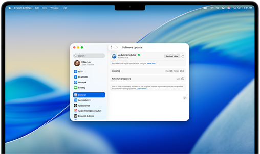 På skjermen til en 16-tommers MacBook Pro med M4 vises en planlagt programvareoppdatering i Systeminnstillinger