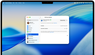 På skjermen til en 16-tommers MacBook Pro med M4 vises en planlagt programvareoppdatering i Systeminnstillinger