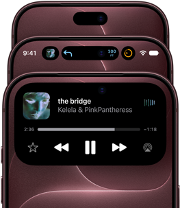 Tre iPhone 18 Pro-enheter i fargen burgunder er spredt ut i vifteform for å vise Dynamic Island i ulike moduser: av, minimert, maksimert