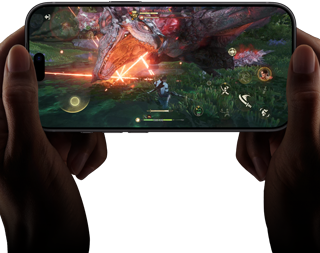 iPhone 18 Pro vises forfra. På skjermen demonstreres den imponerende ytelsen til A20 Pro-chipen med en scene fra Monster Hunter Outlanders