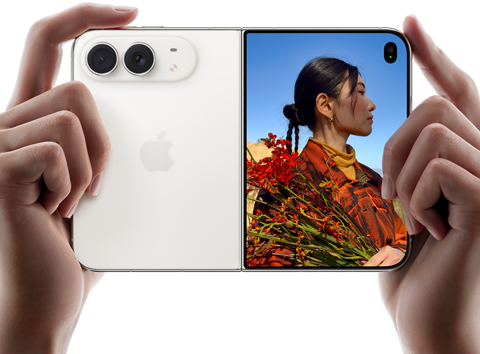 To hender holder iPhone Duo i fargen stjernehvit i liggende format. Det utbrettede venstre panelet viser 48 MP Dual Fusion-kameraene på baksiden. Høyre panel viser en person som blir tatt bilde av på frontskjermen. Personen kan se ansiktet sitt mens bildet tas med Duo Preview.