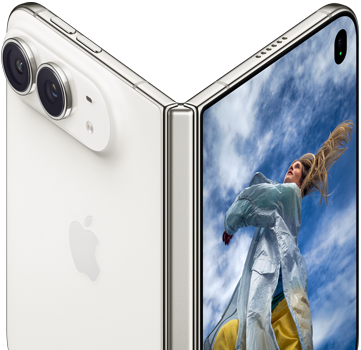 iPhone Duo, delvis åpen som en bok med hengselmekanisme i midten, bakpanel på venstre side med Apple-logo og to kameraer, frontskjerm til høyre viser et portrettbilde av en person med blondt hår