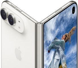 iPhone Duo, delvis åpen som en bok med hengselmekanisme i midten, bakpanel på venstre side med Apple-logo og to kameraer, frontskjerm til høyre viser et portrettbilde av en person med blondt hår