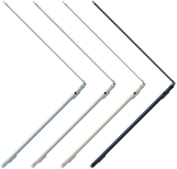 Fire åpne Apple-laptoper i forskjellige farger vises fra siden og litt på skrå for å fremheve hvor tynne de er.