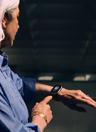 En person leser en varsling om høyt blodtrykk på Apple Watch Series 11